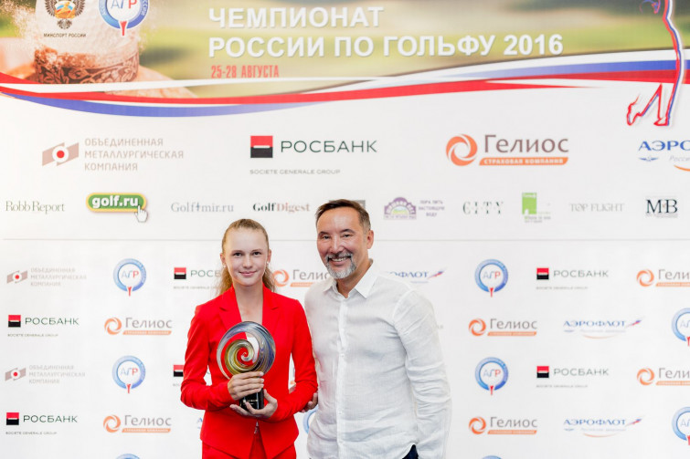 nataliya_guseva_nadezhda_sbornoy_priz_ot_rosbanka_vruchaet_ulan_ilishkin.jpg
