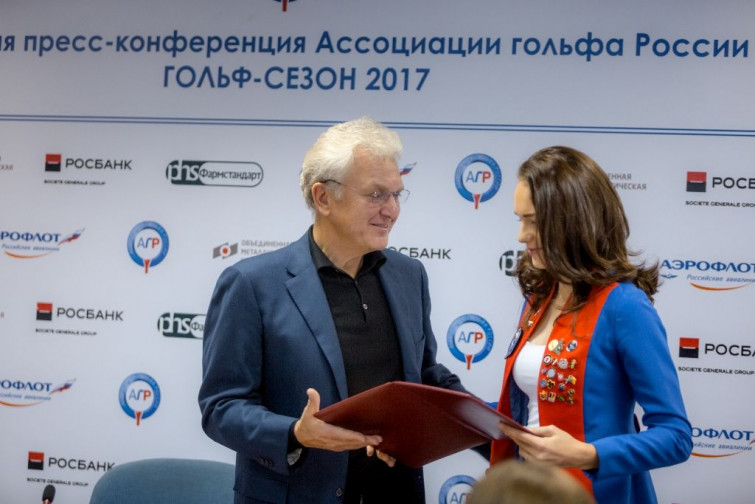hristenko_vruchaet_premiyu_gusevoy.jpg